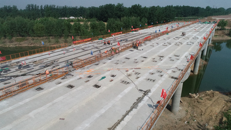 戰(zhàn)高溫、保生產(chǎn)——郯城G205項(xiàng)目全面掀起施工大干熱潮