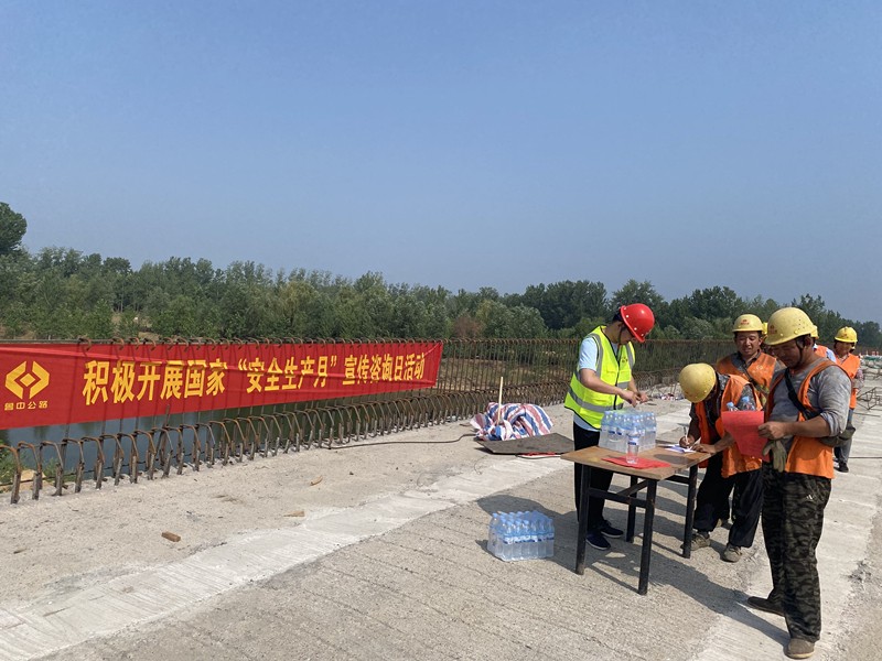 郯城G205項(xiàng)目組織進(jìn)行“安全生產(chǎn)咨詢?nèi)铡被顒? /> 
          </div> 
         </div> 
         <div   id=