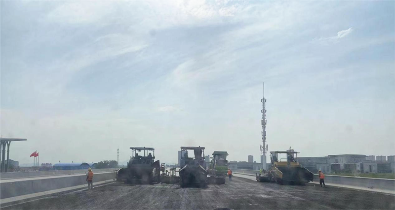 戰(zhàn)高溫　斗酷暑——機械化施工公司奮戰(zhàn)快速路