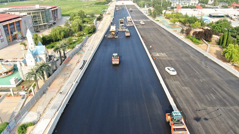 淄博市城市快速路網(wǎng)昌國路項(xiàng)目橋面瀝青中面層首件試鋪順利完成