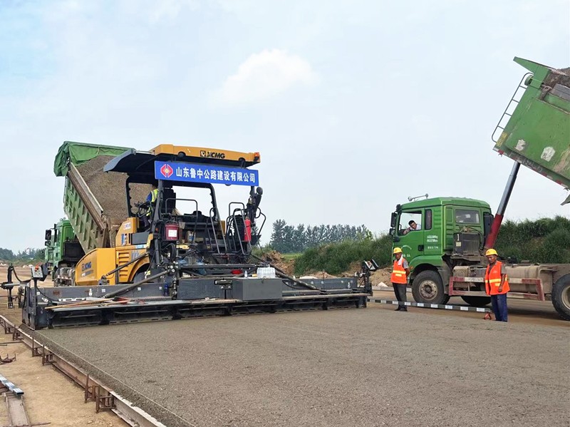 郯城G205項(xiàng)目水穩(wěn)碎石基層雙層連鋪首件工程順利完成
