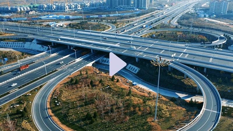 航拍魯泰大道與魯山大道立交橋，仿生學(xué)設(shè)計(jì)如對(duì)稱的四葉草