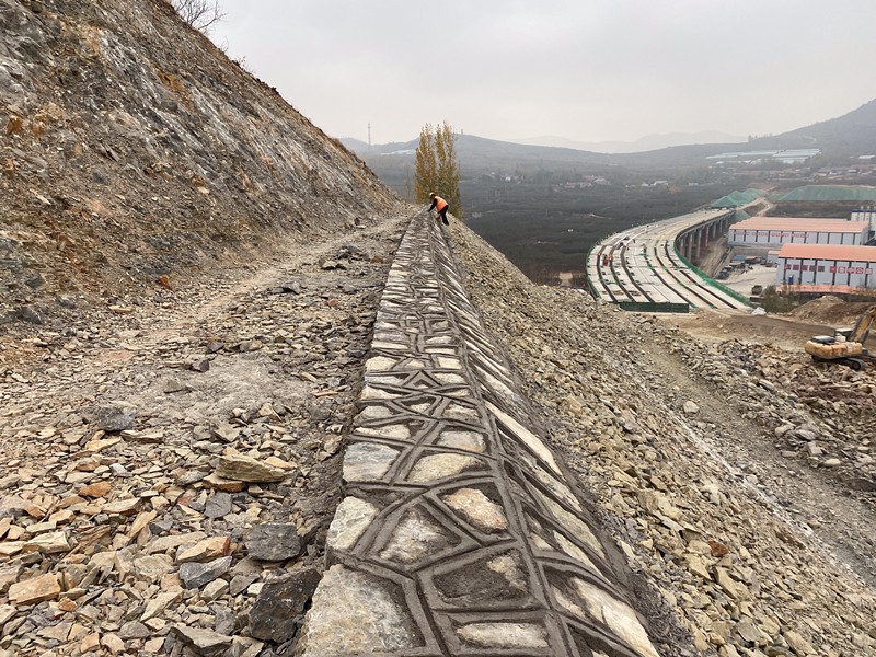 坡頂漿砌片石勾縫，清理_副本