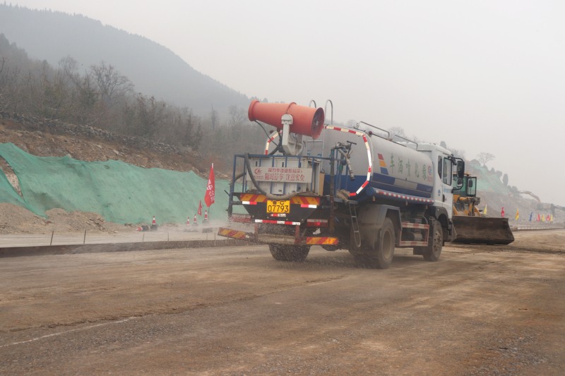 灑水濕潤(rùn)下承層_副本 灑水濕潤(rùn)下承層_副本