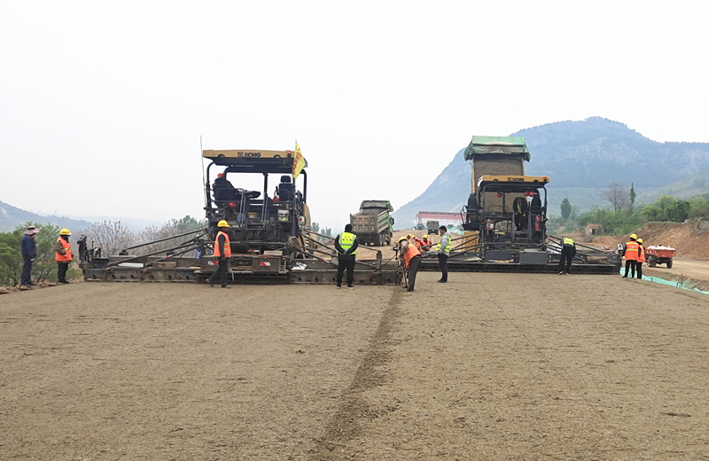 機械化施工公司臨臨高速路面工程工程動態(tài)