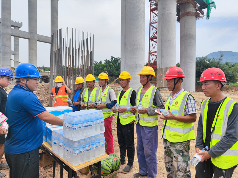 臨臨高速六標開展“安全生產(chǎn)月”宣傳咨詢?nèi)?暨戰(zhàn)酷暑送清涼活動