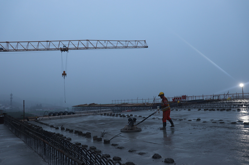 臨臨高速六標(biāo)上跨瓦日鐵路轉(zhuǎn)體橋0#塊順利澆筑