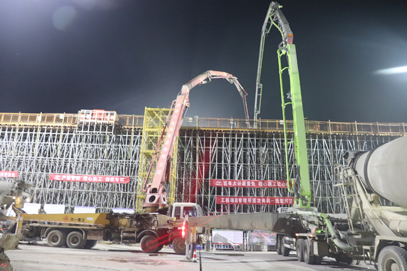 臨臨高速六標(biāo)跨瓦日鐵路轉(zhuǎn)體橋2#墩1號塊順利澆筑完成