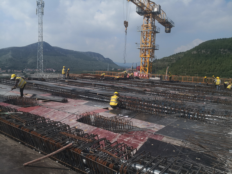 臨臨高速六標(biāo)跨瓦日鐵路轉(zhuǎn)體橋2#墩大里程2號塊砼澆筑完成！