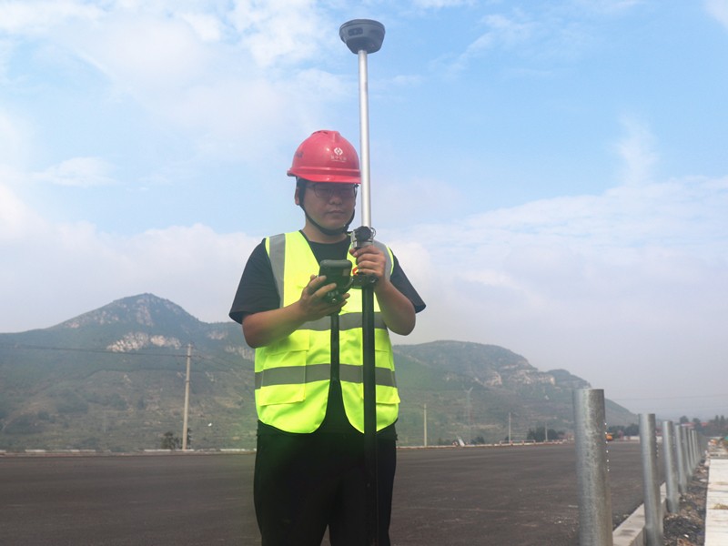 1、測(cè)量員侯風(fēng)濤用GPS進(jìn)行放樣_副本