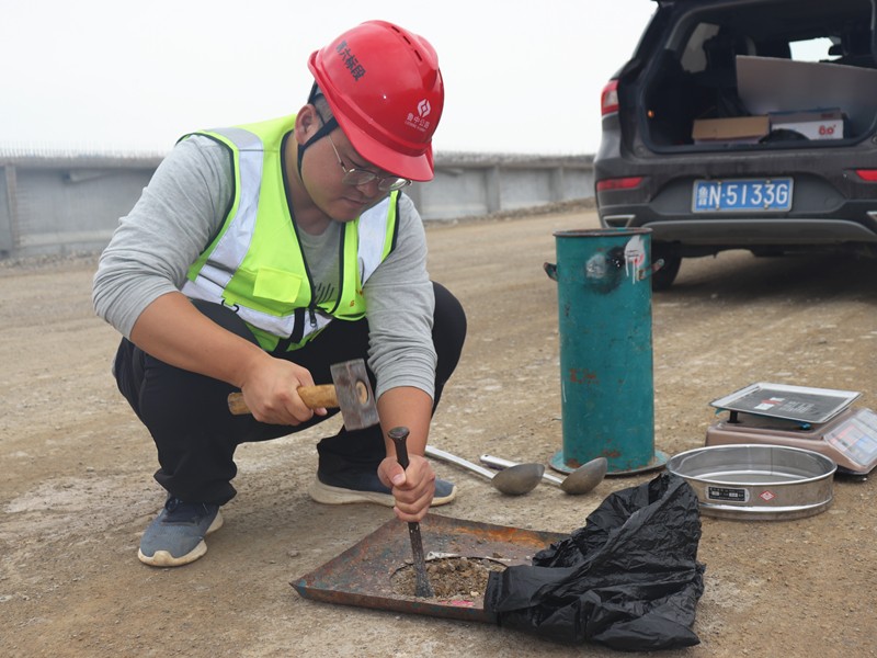 5、路基分部劉曉朋正在對(duì)路基做壓實(shí)度檢測(cè)試驗(yàn)_副本