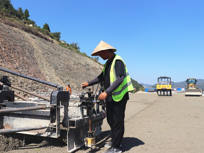 2、基層施工員鄭曰發(fā)根據(jù)現(xiàn)場(chǎng)實(shí)際微調(diào)攤鋪機(jī)控制攤鋪質(zhì)量_副本