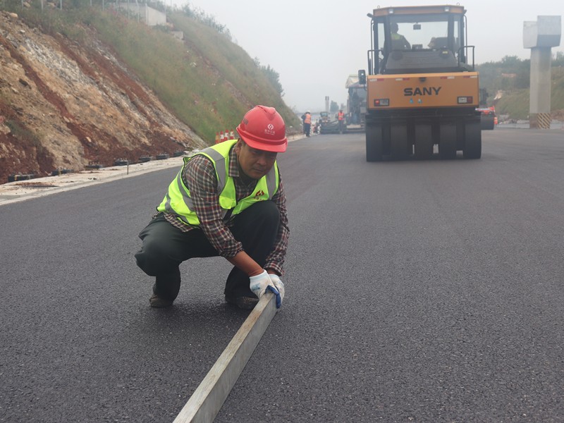 6、油層施工員焦延峰隨時(shí)檢查、處理壓實(shí)平整度_副本