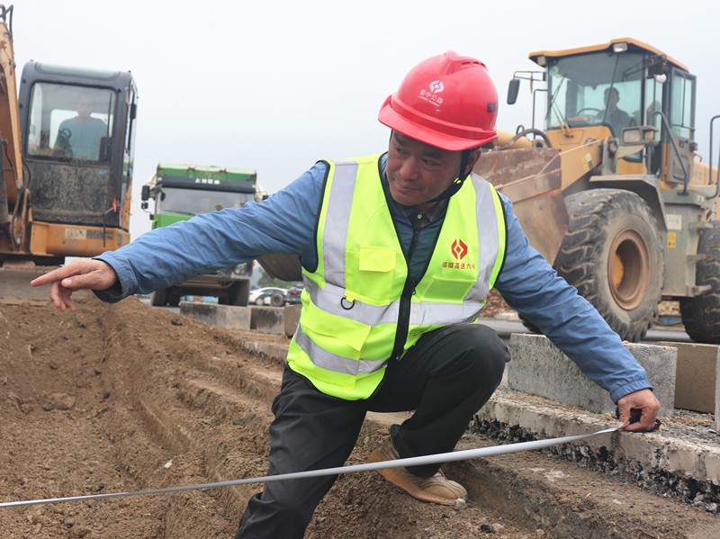 7、路面分部副經(jīng)理馮世棟正在指揮清理中分帶雜物及復(fù)核寬度_副本