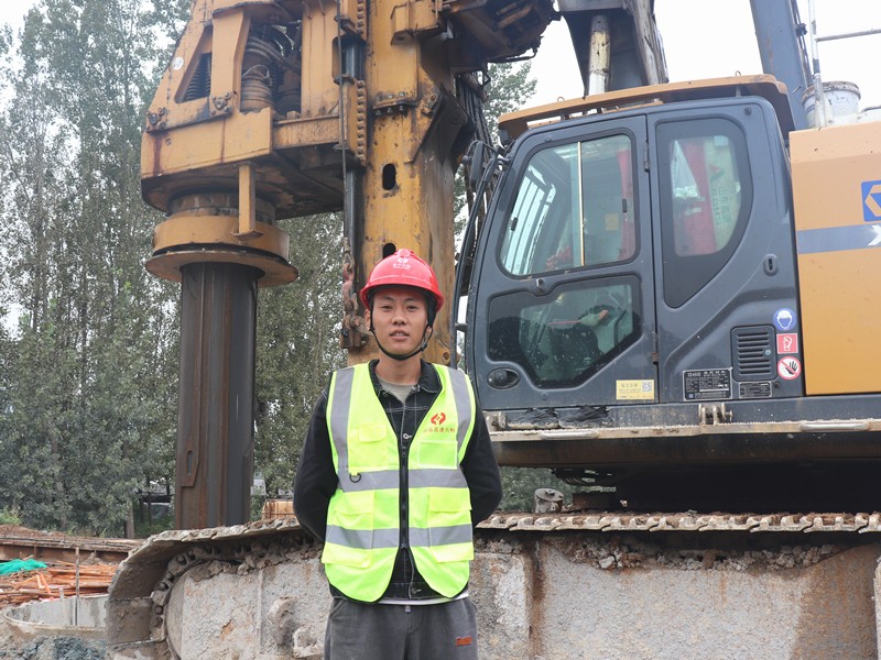 2、施工員郭健超堅(jiān)守在Y021分離立交橋施工處_副本