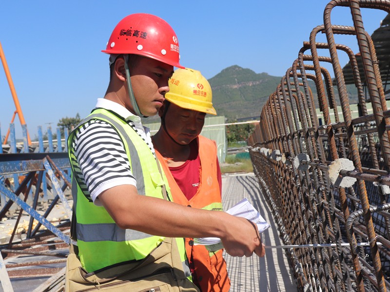 3、技術(shù)員孫鳳斌在中莊梁場(chǎng)與工人做技術(shù)檢查、交底_副本