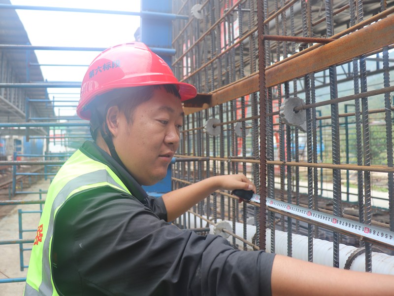 5、施工員任國(guó)相在梁場(chǎng)檢查鋼筋籠鋼筋間距_副本