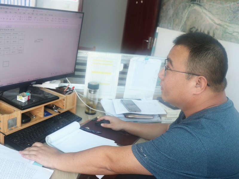 2、成控中心主任劉學(xué)軍正在起草分包合同_副本