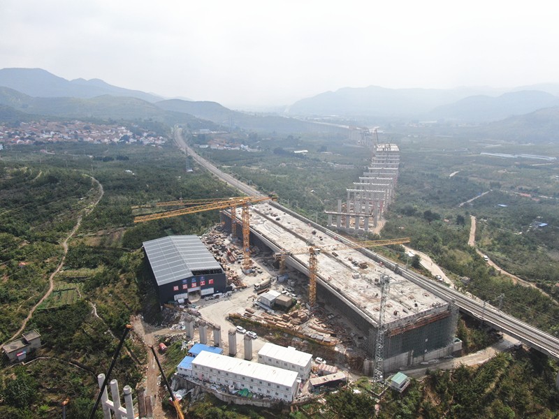 6、瓦日轉(zhuǎn)體橋?yàn)?0月華麗轉(zhuǎn)體做沖刺準(zhǔn)備_副本