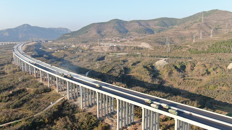 瓦日鐵路公鐵立交橋面瀝青路面大干中_副本