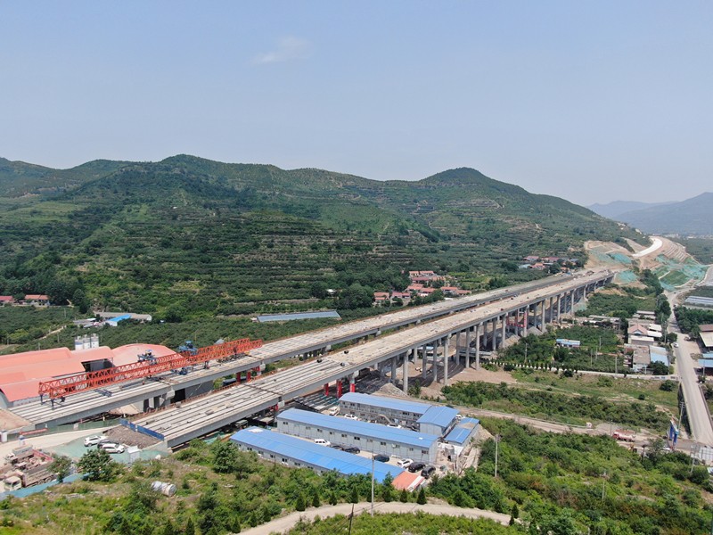 6-1、6月5日臨臨高速六標(biāo)韓莊大橋預(yù)制T梁順利架設(shè)完畢_副本