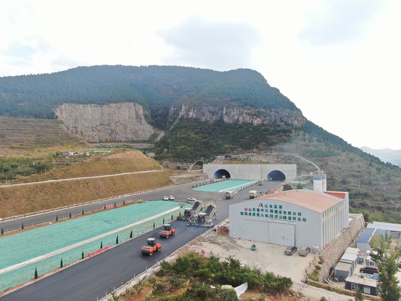 10-2、10月10日臨臨高速六標(biāo)進(jìn)入瀝青上面層施工階段_副本