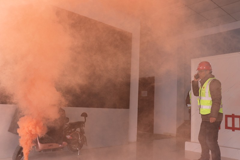 發(fā)生火災(zāi)后，宿寶明第一時間報警、并及時通知相關(guān)領(lǐng)導(dǎo)_副本