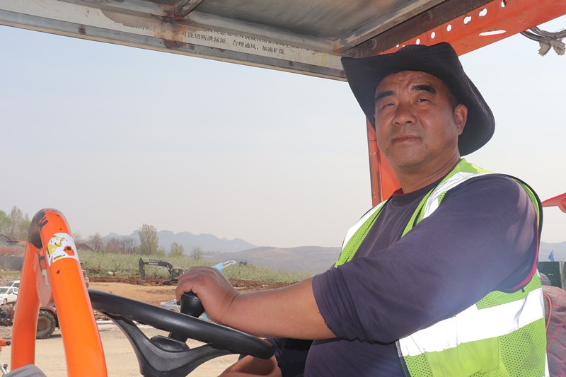 一專多能的施工員趙成勇從事壓路機工作_副本 一專多能的施工員趙成勇從事壓路機工作_副本