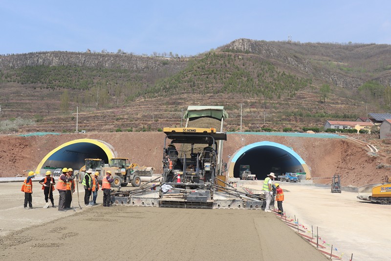 基層施工中各崗位各司其職的忙碌工作中_副本 基層施工中各崗位各司其職的忙碌工作中_副本
