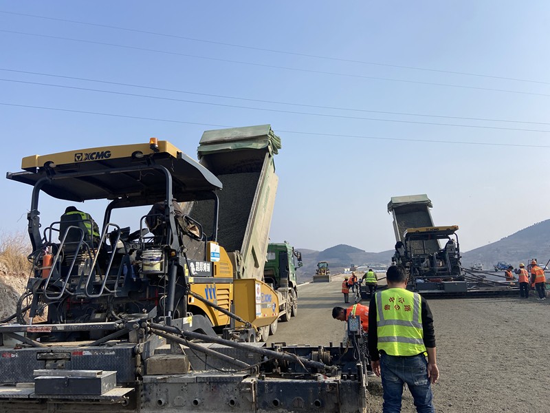 機械化施工公司高效優(yōu)質完成臨臨K108-K121+660段主線水泥穩(wěn)定碎石施工任務