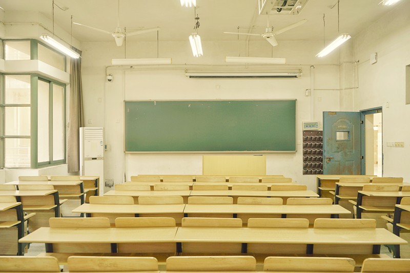 襯衫的價格是九磅十五便士