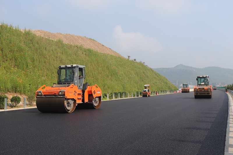 雙鋼輪壓路機韓緒強、陳勇、焦乾坤、閆程記_副本
