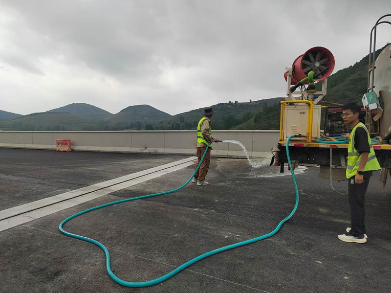 水車清掃路面——孫垂斌（左）、王鵬程（右）_副本