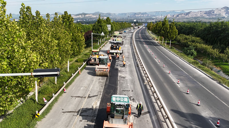 油層攤鋪現(xiàn)場(chǎng)3_副本