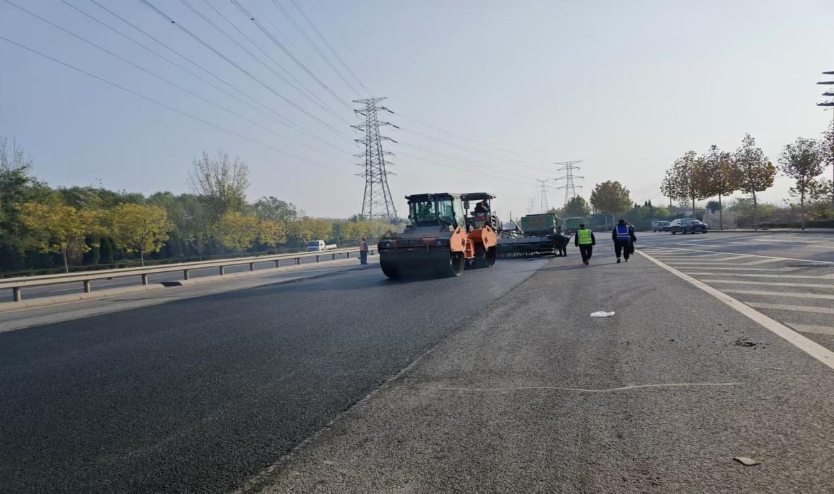 霜寒無阻，鋪筑暢途