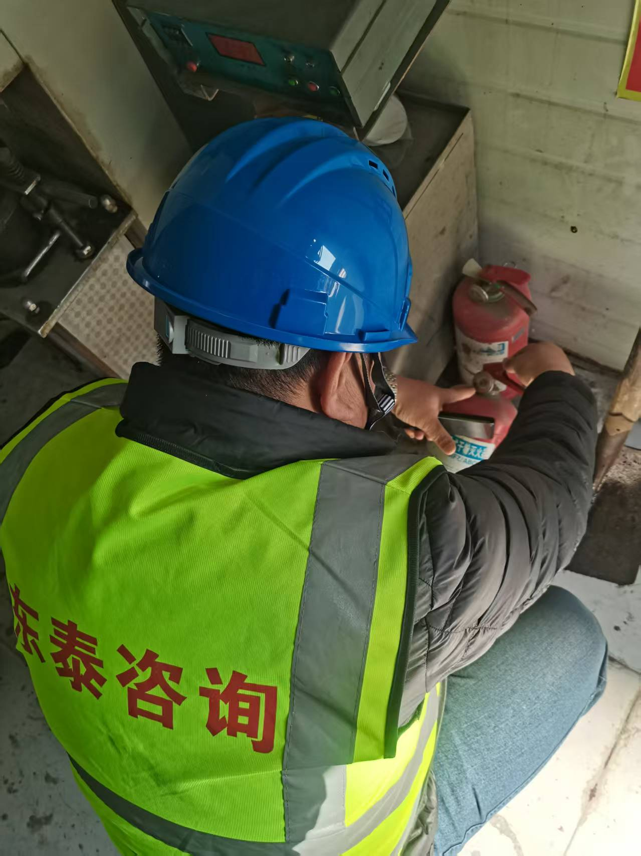 程總監(jiān)辦對S232張魯線博山區(qū)王家莊至沂源草埠段修復(fù)養(yǎng)護(hù)工拌合站進(jìn)行開工前安全環(huán)保檢查