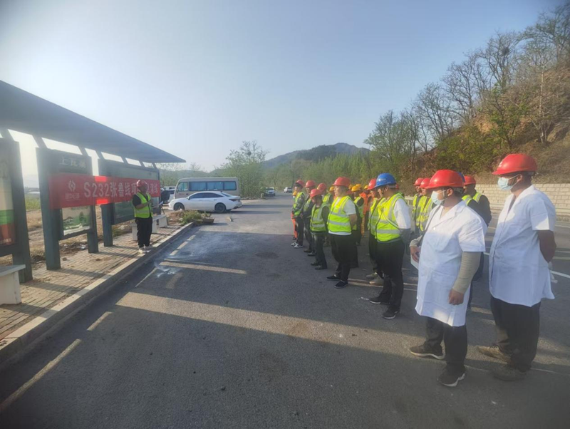 【一提三?！縎232張魯線項(xiàng)目部開展交通事故應(yīng)急演練