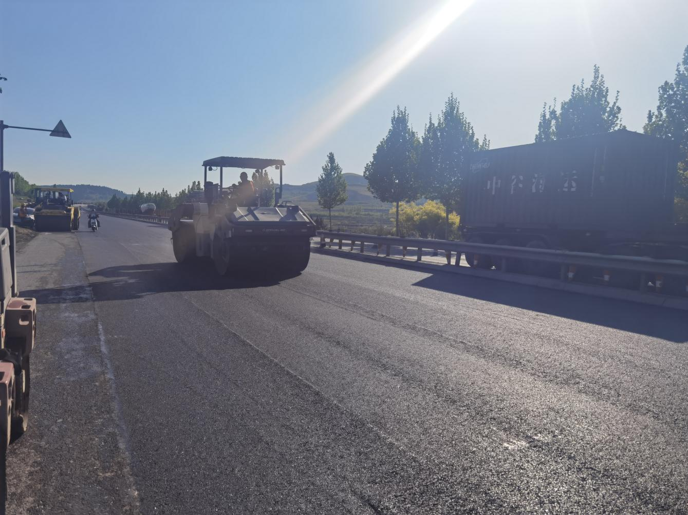 【一提三保】S102大中修養(yǎng)護(hù)工程全線攤鋪完成