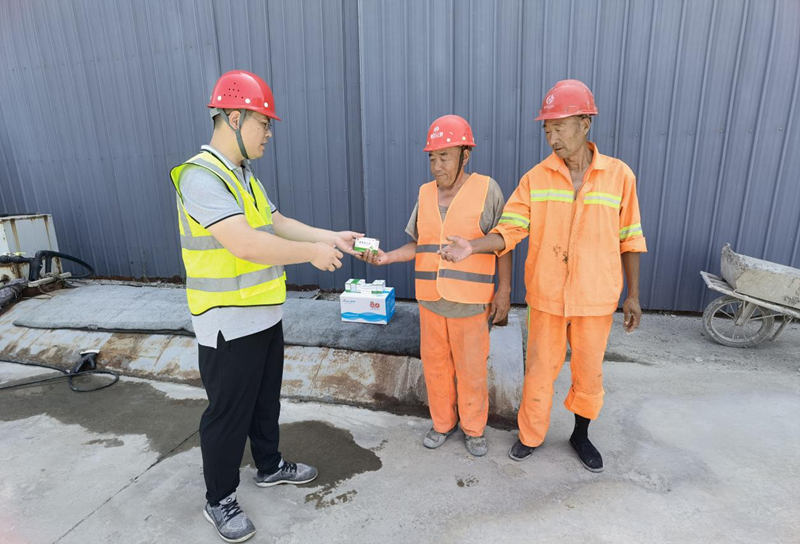 【一提三保】 高溫、斗酷暑——高青拌合站為一線員工送清涼保安全