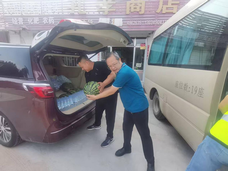 公司總部領(lǐng)導(dǎo)為S231張臺線一線員工送來夏日清涼