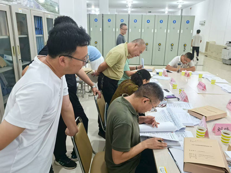 驗收組對檔案進行查閱_副本