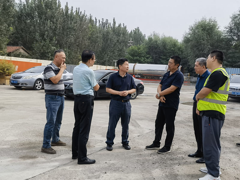 淄博市交通運(yùn)輸局、淄博市交通建設(shè)發(fā)展中心領(lǐng)導(dǎo)蒞臨高青拌合站生產(chǎn)現(xiàn)場(chǎng)及高青段G233克黃線建設(shè)項(xiàng)目施工現(xiàn)場(chǎng)檢查調(diào)研