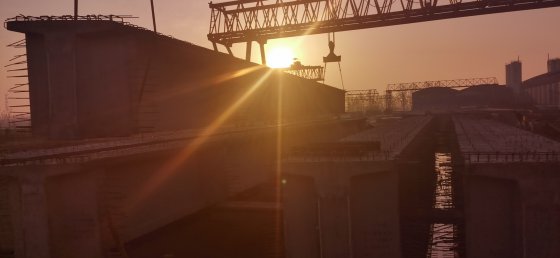 第二工程公司G2項(xiàng)目晝夜奮戰(zhàn)，膠新鐵路橋順利架通