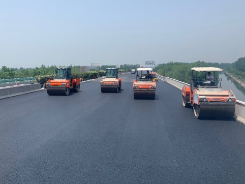 第二工程公司G2項目左幅中面層全部鋪設完成