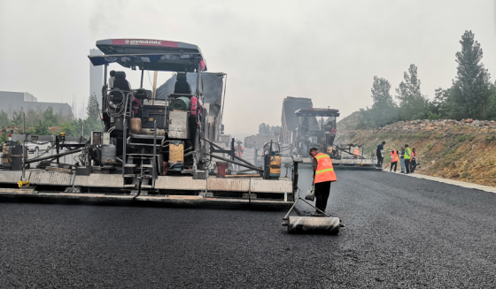 青蘭高速項目瀝青混凝土中面層開工