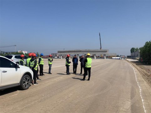 五一我在崗、慰問暖人心——公司領(lǐng)導(dǎo)慰問一線施工人員