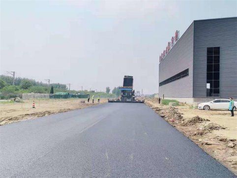 第二工程公司李莊項(xiàng)目劉楊路全線瀝青攤鋪?lái)樌瓿? /> 
          </div> 
         </div> 
         <div   id=