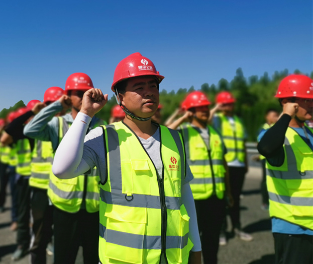 【抓作風(fēng) 創(chuàng)效益】公司在G205中修項(xiàng)目施工現(xiàn)場組織開展“安全生產(chǎn)月”啟動儀式