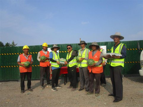 第二工程公司第二項(xiàng)目部組織“講關(guān)懷、送清涼”活動(dòng)