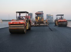 橋隧分公司濱州工程項(xiàng)目上面層攤鋪壓實(shí)完成